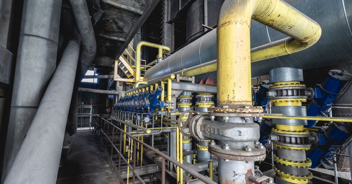 Válvulas y tuberías de acero en una planta industrial